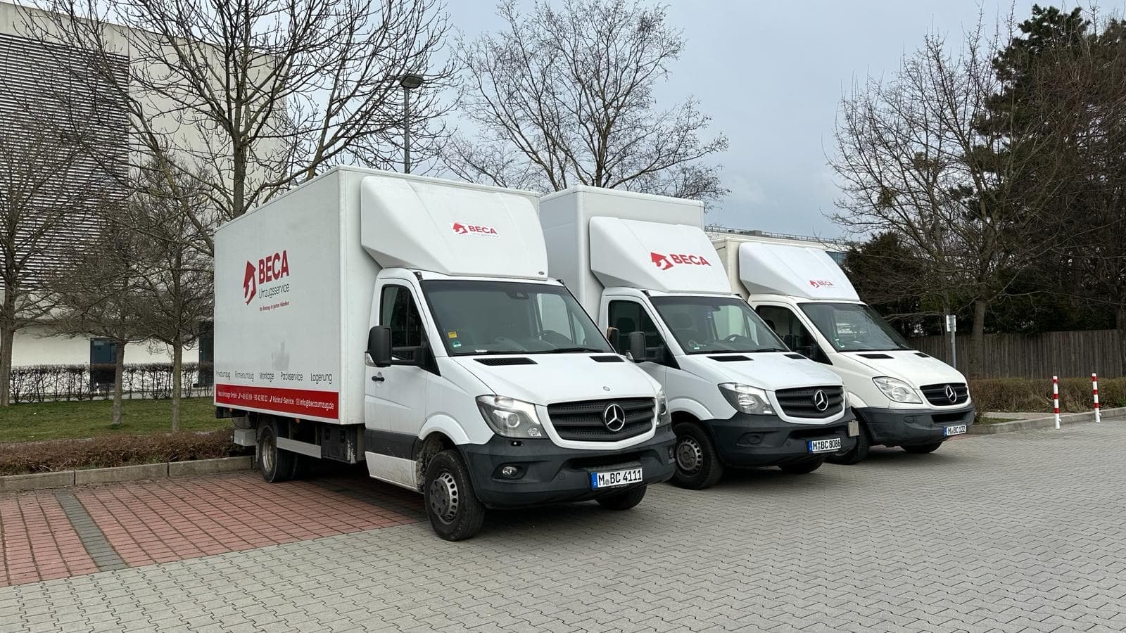 Beca Umzugsteam lädt einen Transporter