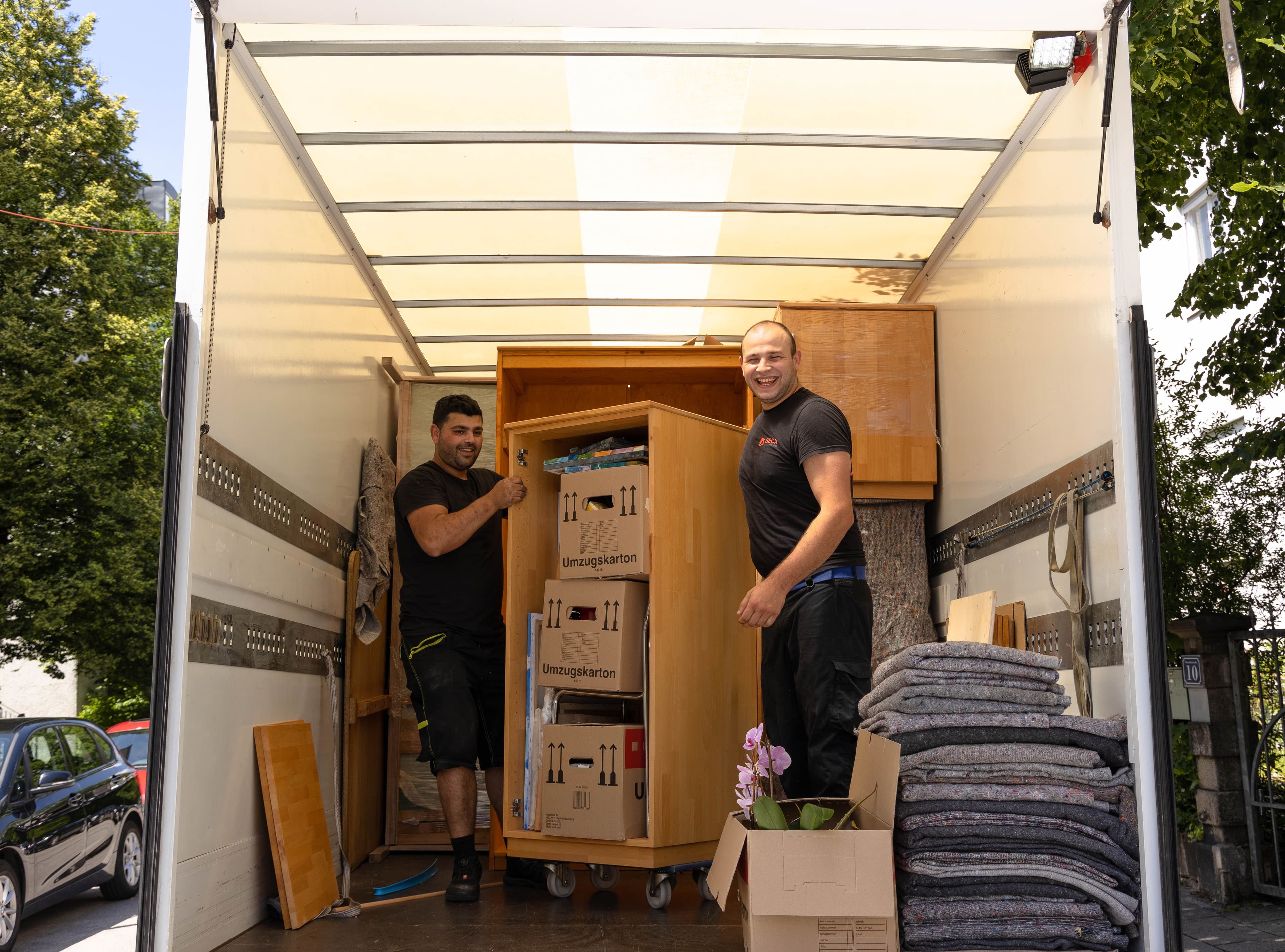 Beca Umzugsteam beim Beladen des Transporters